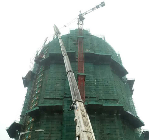 连江吊车在工地上作业